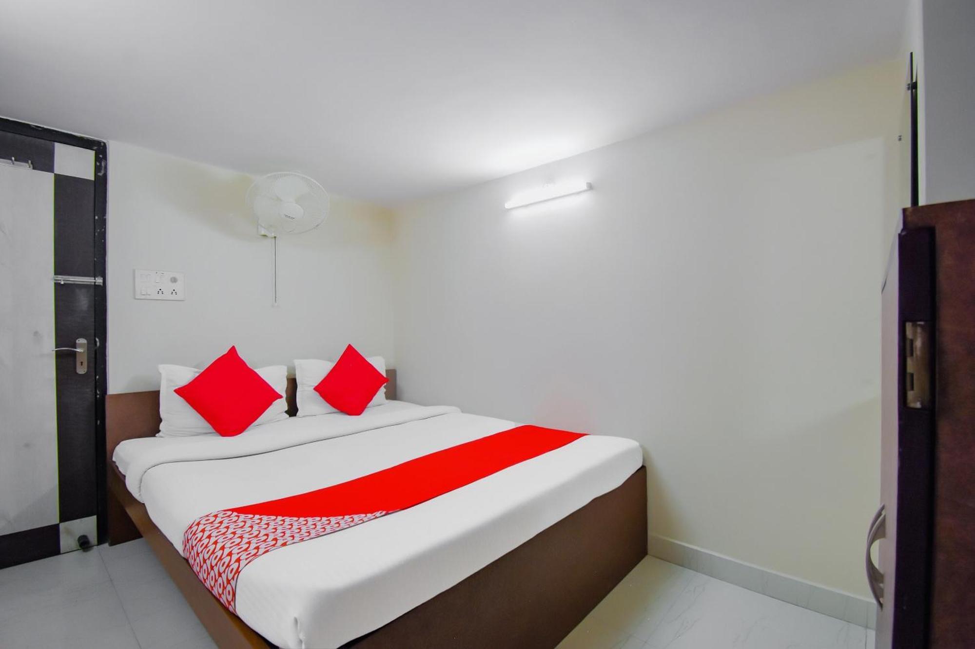 Hotel O Lindsay Inn Guest House Bara Bazar Exterior foto